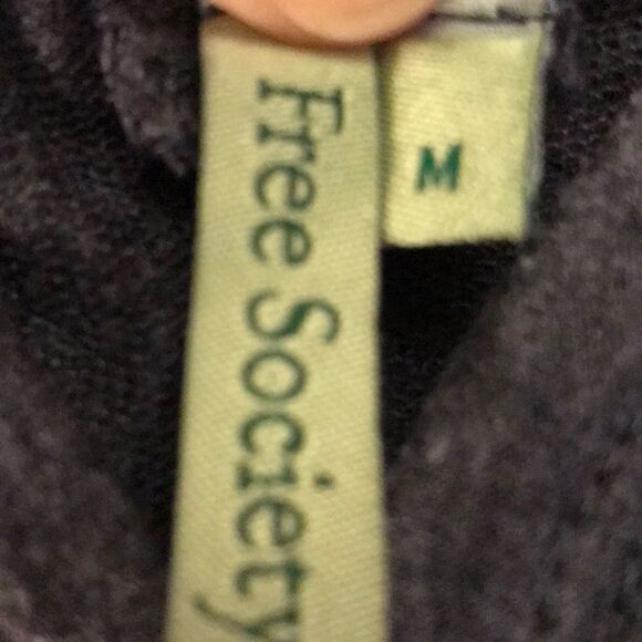 Cute gray top - Picture 2 of 3